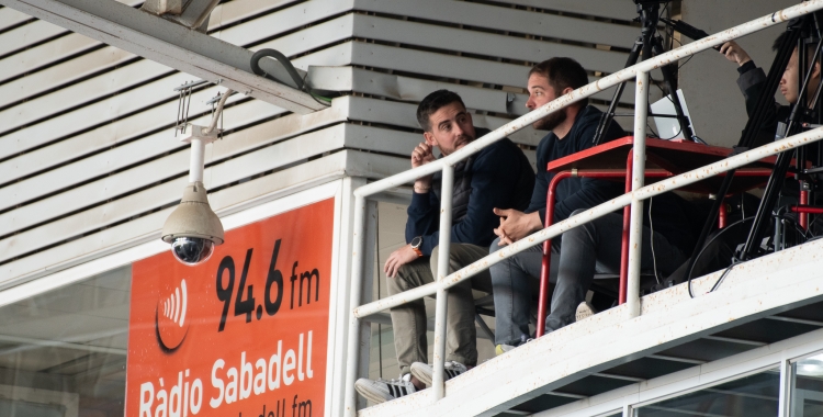 Milà i Lladó, veient un part des de la zona de televisió de l'estadi | Roger Benet