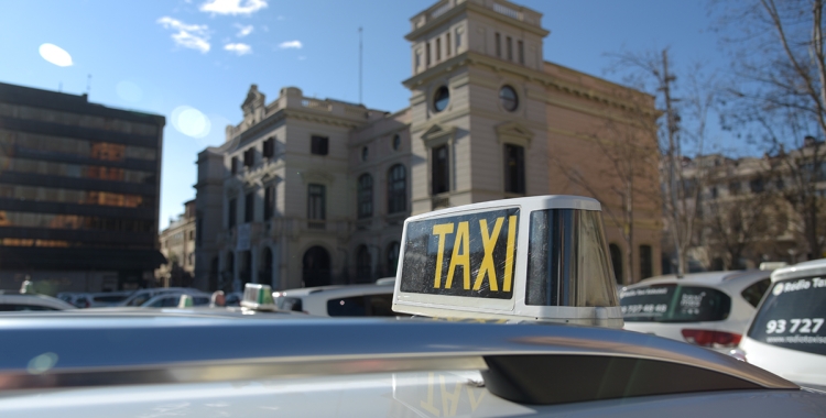 Taxis a la plaça Doctor Robert | Roger Benet