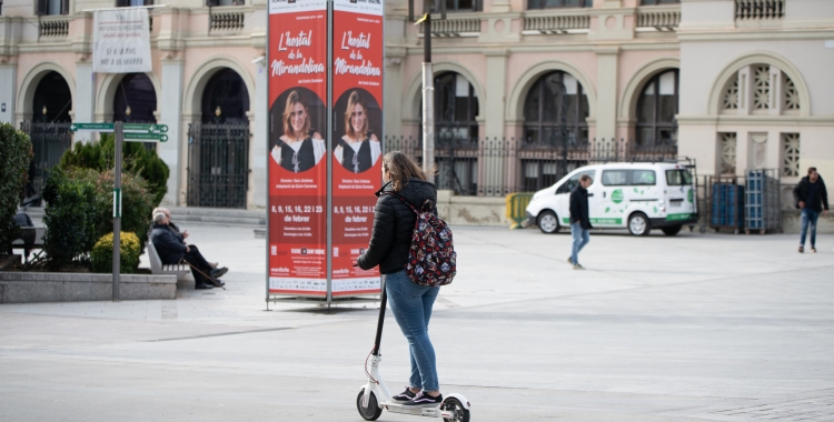 Un patinet elèctric al Passeig de la Plaça Major | Roger Benet