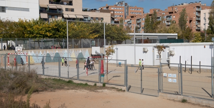 Imatge dels nens jugant al pati de l'Escola Virolet | Roger Benet