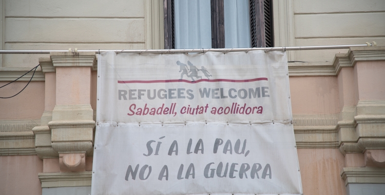 Una pancarta a favor d'acollir persones refugiades a l'Ajuntament | Roger Benet