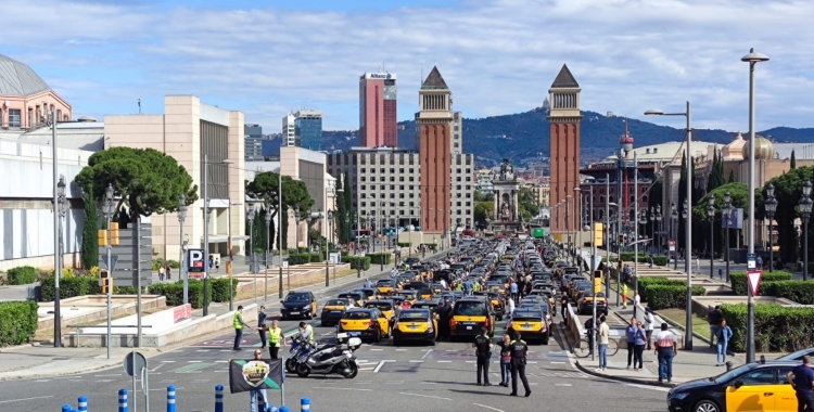 Una vintena de taxis de Sabadell i una trentena de conductors han participat en la marxa lenta a Barcelona | Cedida