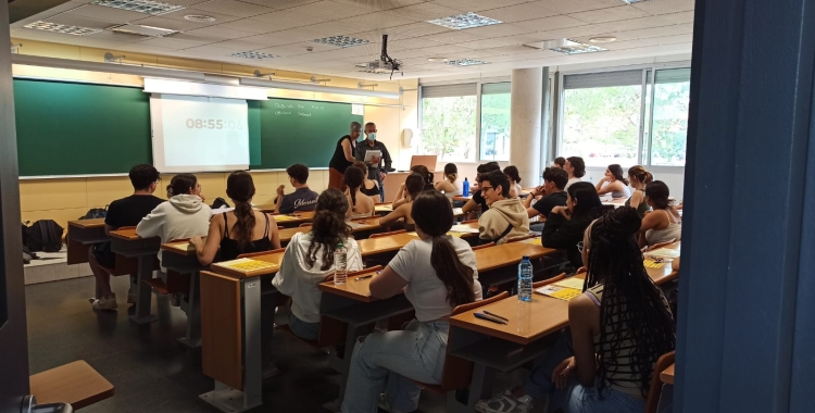 Estudiants a punt de fer les PAU al campus de la UAB a Covadonga | Pere Gallifa