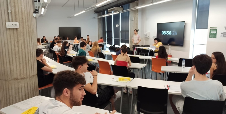 Alumnes durant la selectivitat/ Pere Gallifa