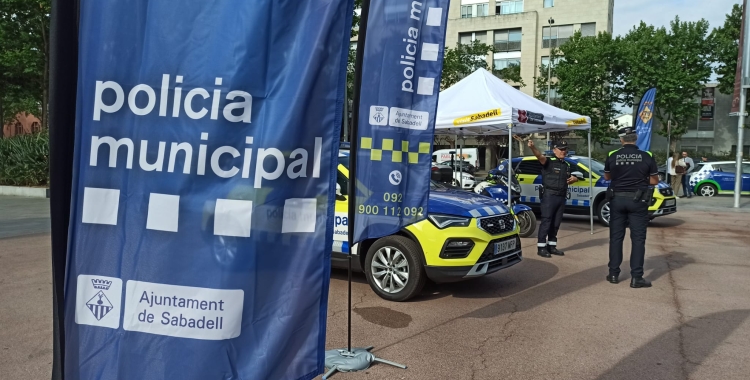 Parada informativa de la Policia Municipal a la plaça de la Sardana | Pere Gallifa