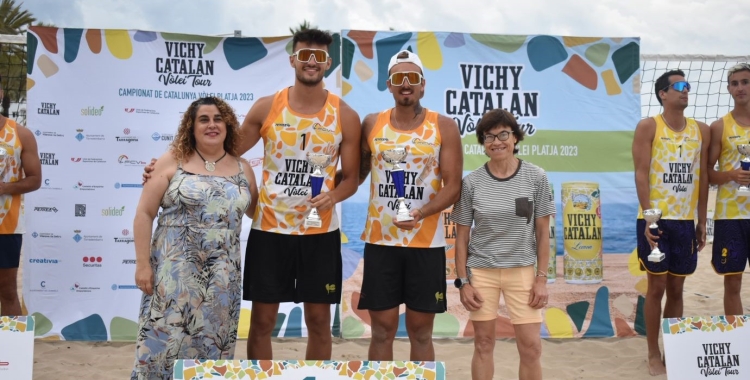 Reñé i Jiménez amb el trofeu de campions al torneig de Vilanova i la Geltrú | Federació Catalana de Voleibol