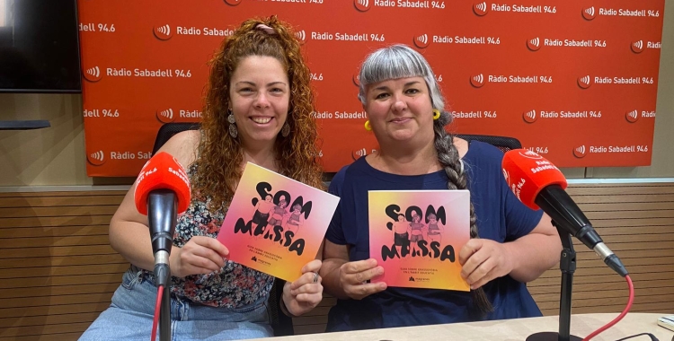 Laia Ramiro i Anna Jeremeias a l'estudi 1 de Ràdio Sabadell 