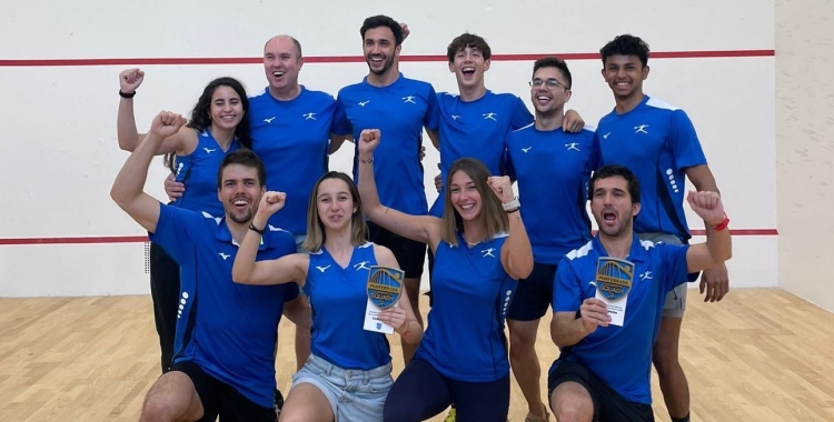 Els dos equips del club, celebrant el títol a Ponferrada | CTS