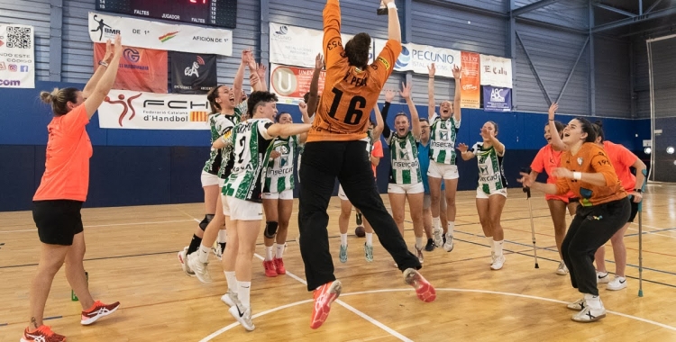 L'equip femení de l'OAR aixecant el títol l'any passat | Èric Altimis