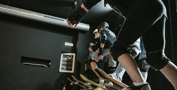 Imatge d'alumnes en el primer skatepark indoor de Sabadell (cedida)