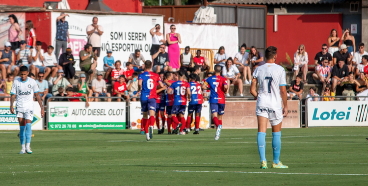 Els jugadors olotins, fent pinya després de marcar contra el Girona | @UEO1921