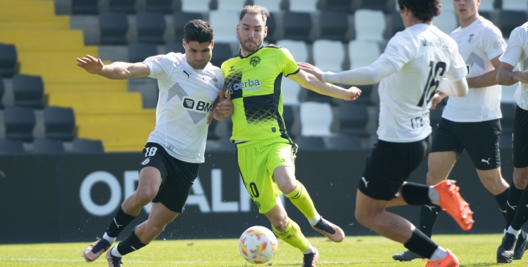 Herrera, pugnant amb un jugador del Real Unión en el duel de la passada temporada | Roger Benet