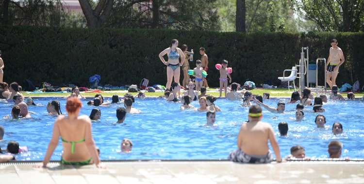 Banyistes a les piscines municipals | Roger Benet