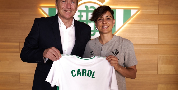 Carol Férez a la presentació amb el Betis | @RealBetisFem