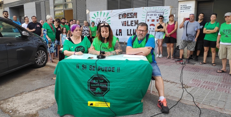 Una seixantena de persones han seguit les explicacions de la situació actual davant del número 43 del carrer Puig i Cadafalch | Pau Duran
