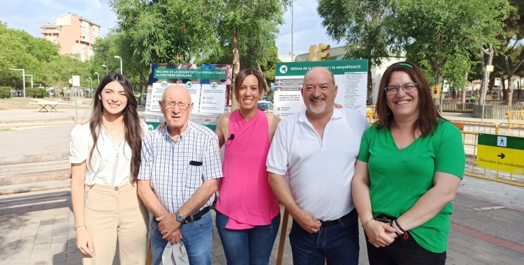 D'esquerra a dreta, la regidora Sílvia Garcia, Juan Moreno de l'AV de Can Rull, l'alcaldessa Marta Farrés,  el regidor Manuel Robles i la tinenta d'alcaldessa Mar Molina | Pere Gallifa