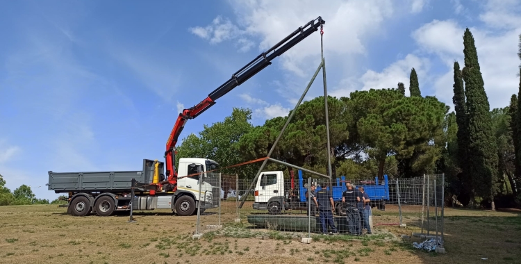 Operaris retirant l'obra de Joan Brossa del Parc Catalunya | Pere Gallifa