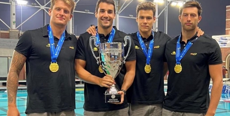 Els representants de l'Astralpool, amb la Copa del Món | @CNSabadell