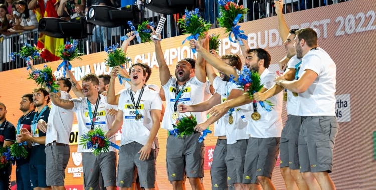 L'equip espanyol de waterpolo celebrant el títol de Budapest 2022 | RFEN