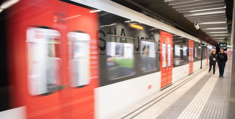 Un tren de Ferrocarrils, a Sabadell/ Roger Benet