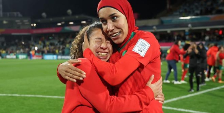 Fàtima Gharbi (esquerra) després de la històrica classificació del Marroc per vuitens de final | FIFA