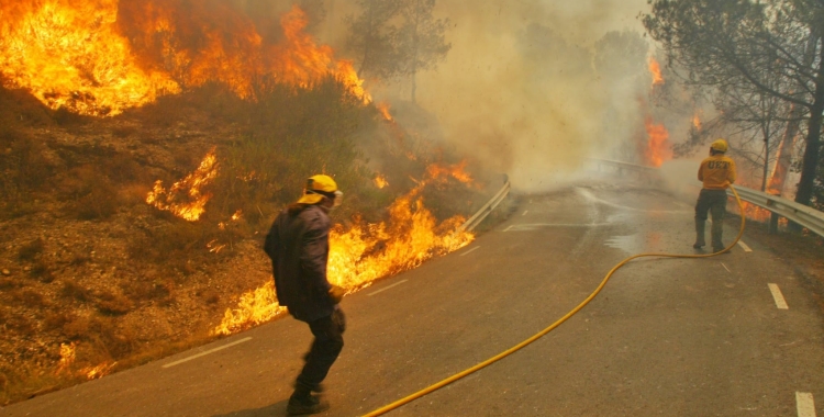 Les flames a l'incendi de Sant Llorenç/ Cedida