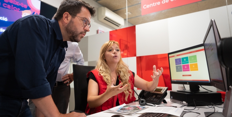 Pere Aragonès, durant la visita a Creu Roja Sabadell/ Roger Benet