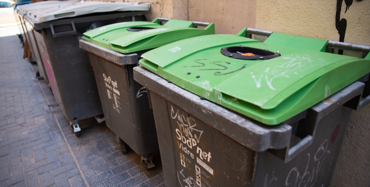 Contenidor de reciclatge de vidre/ Roger Benet