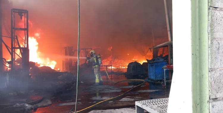 Un agent, durant les tasques d'extinció/ Cedida Ajuntament de Castellar