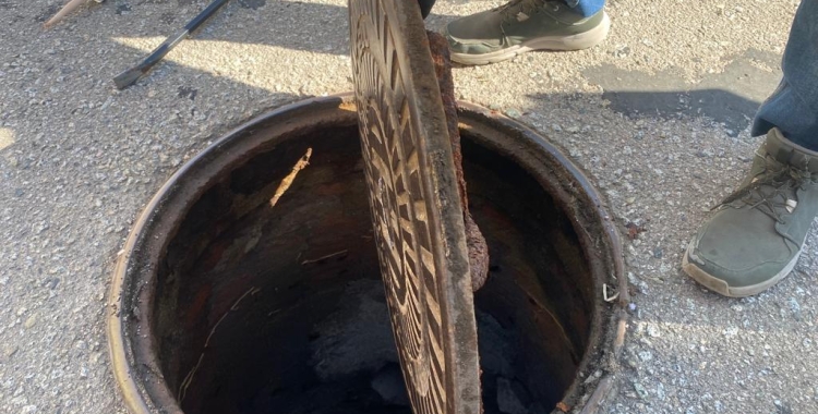 Una claveguera oberta durant la prova pilot/ Júlia Ramon