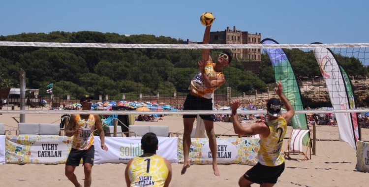 Reñé rematant una pilota al torneig de Tarragona | Federació Catalana de Voleibol