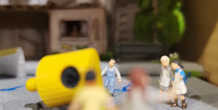 Una de les capses convertida en obra d'art 