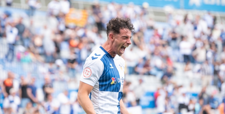 Armando celebrant el seu gol contra La Nucía | Roger Benet