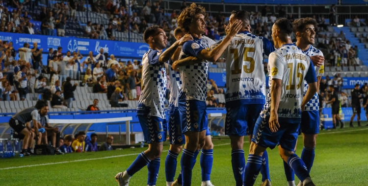 La plantilla, celebrant el gol de Pau Resta en l'últim partit | CES