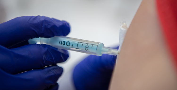 La vacunació comença demà a residències i a partir del 16 d'octubre als CAPS | Roger Benet