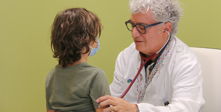 El doctor Asensio visitant un pacient | Cedida