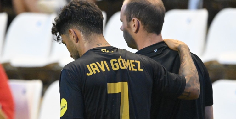 Javi Gómez, abandonant lesionat el Camp d'Esports | CES