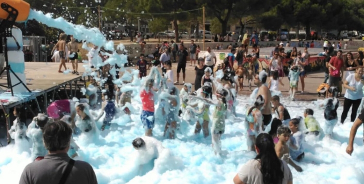 Una festa de l'escuma a Gràcia, durant la celebració de l'any passat/ Agrupació de Veïns de Gràcia