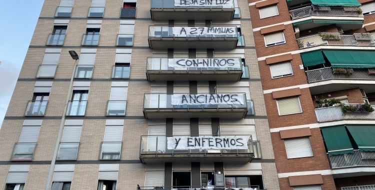 El bloc Guillem Agulló porta 50 dies sense llum | Júlia Ramon