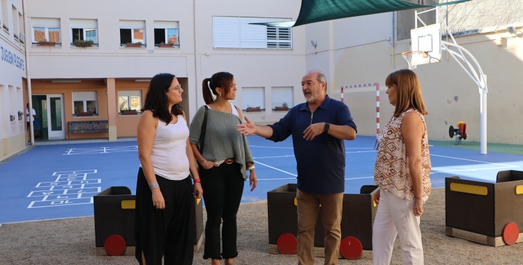 L'alcaldessa i el regidor d'Educació amb la directora i professionals de l'Enric Cassassas | Júlia Ramon