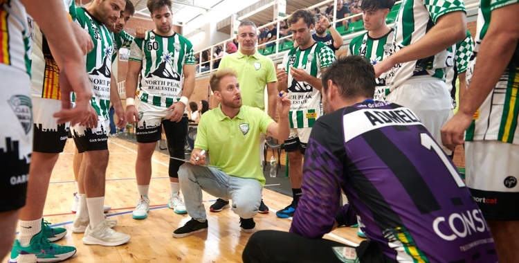 Pere Ayats donant indicacions a l'equip en l'OAR-Sant Joan Despí d'ahir | Èric Altimis