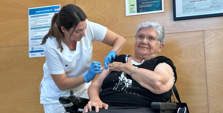 La Lola Martí ha sigut la primera en vacunar-se | Ràdio Sabadell
