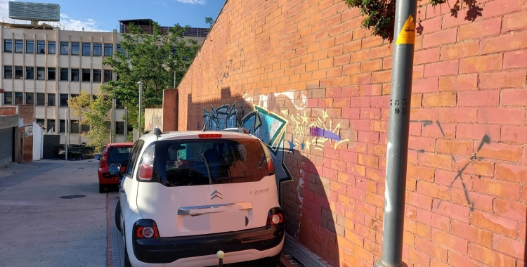 Dos vehicles mal aparcats en un carrer del barri | Núria García