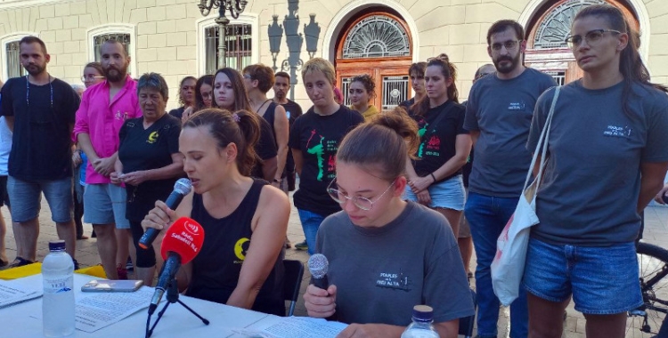 Integrants dels Diables de la Creu Alta i les Bruixes del Nord/ Karen Madrid