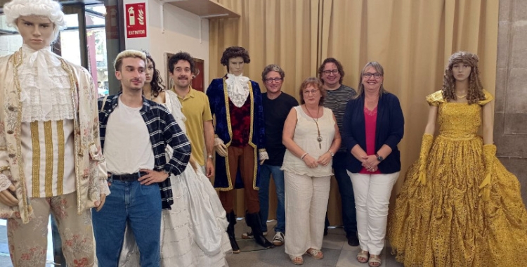 Membres de la Joventut de la Faràndula, amb objectes de l'exposició al Casal Pere Quart/ Karen Madrid