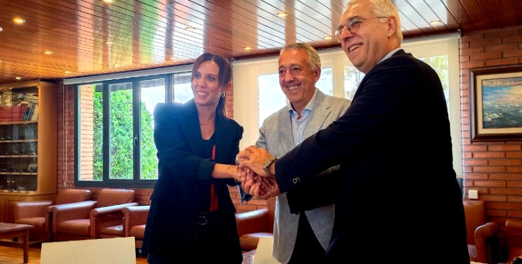 Farrés, Mogas i el president de l'Aeroclub, després de signar l'acord/ Karen Madrid