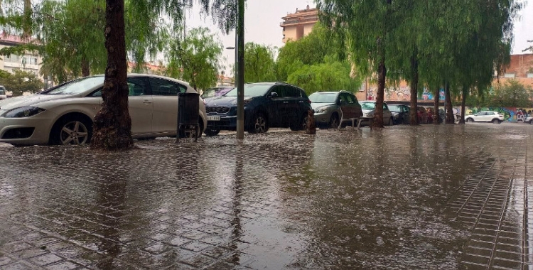 La vorera del carrer Alfons Sala, durant la tempesta/ Karen Madrid