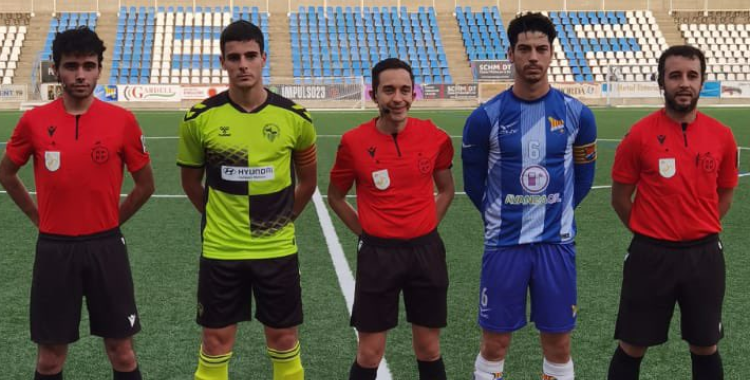 Fotografia de capitans amb la tripleta arbitral al Figueres - Sabadell 'B' | CES