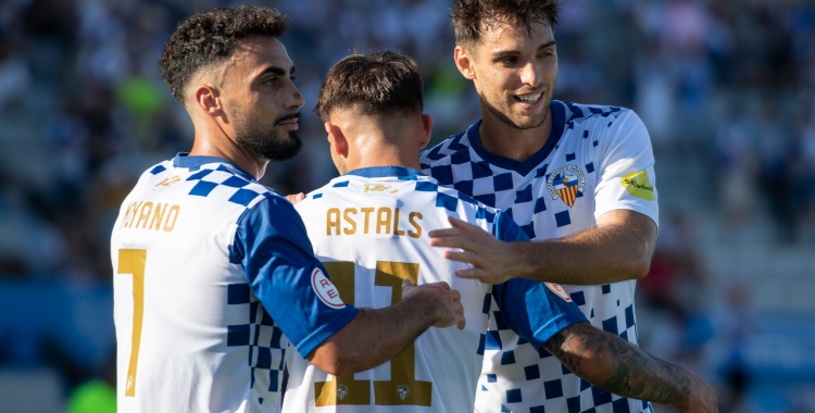 Manel celebra amb Moyano i Astals el seu gol davant el Sestao | Roger Benet