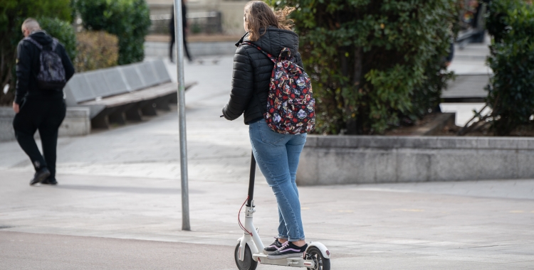 La Policia Municipal i el Servei Català de Trànsit fan una campanya conjunta per millorar la seguretat de patinets i bicicletes elèctriques | Roger Benet